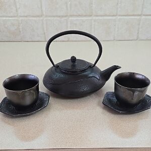 Teavana Vintage Cast Iron Japanese Tea Kettle w/2 Cups & Saucers